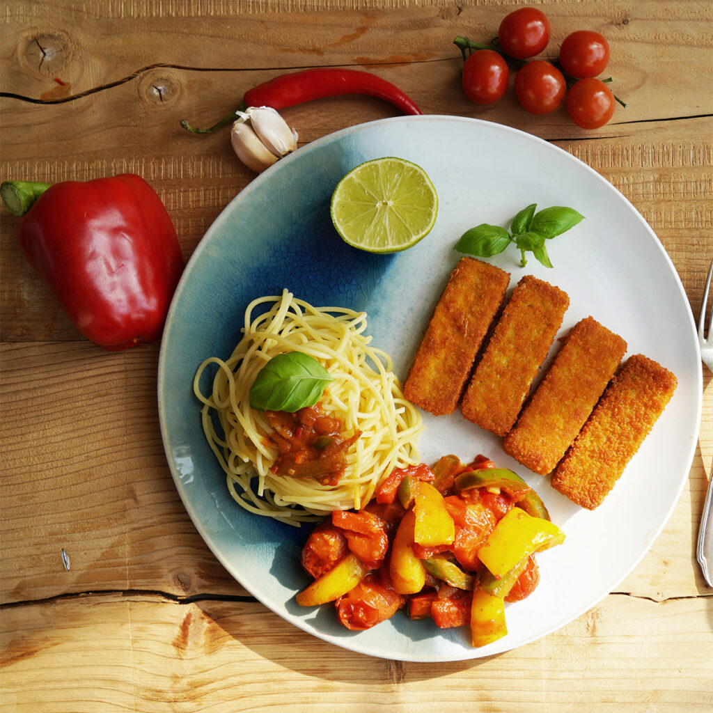 Vegane Fischstäbchen mit italienischem Gemüse und Spaghetti