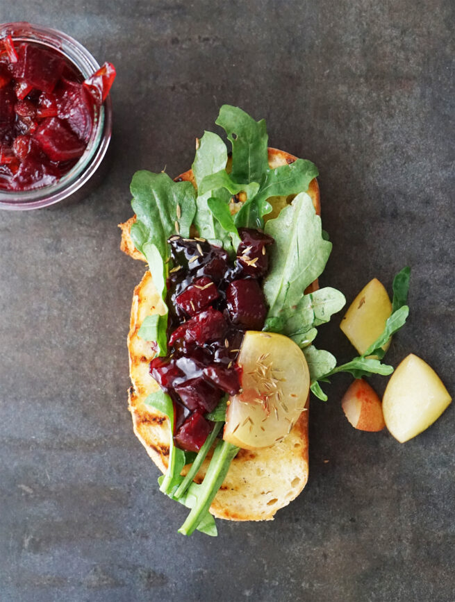 Rucola mit orientalischem Rote-Bete-Chutney und Apfel auf geröstetem Brot