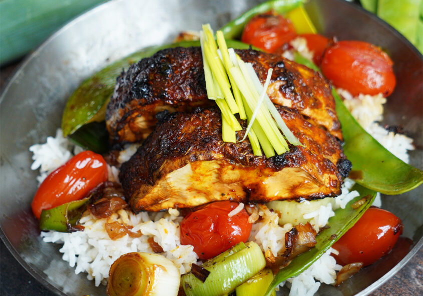 Im Ofen geschmorte Sellerie mit einer krossen asiatischen Barbecuekruste, Reis und Gemüse