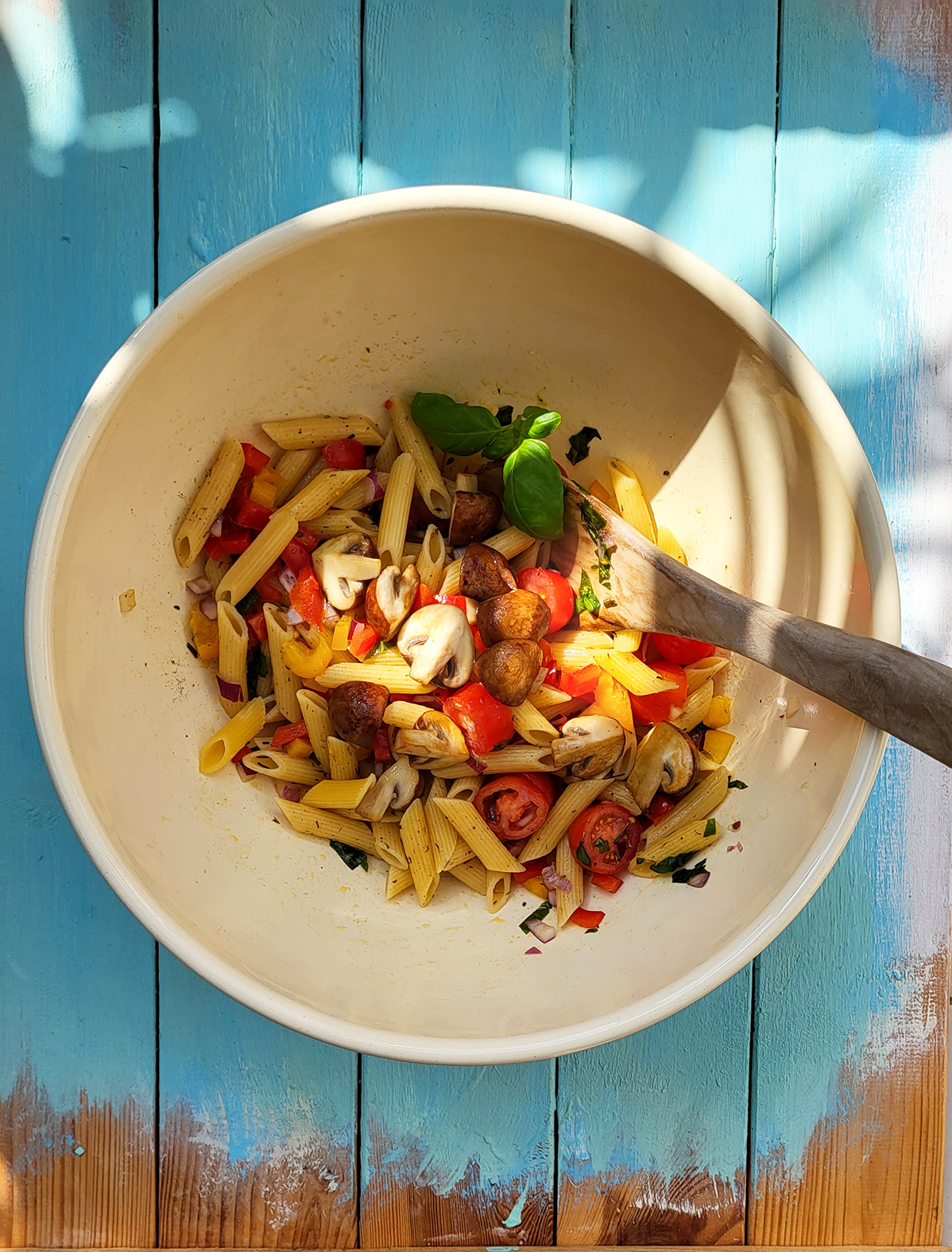 Veganer mediterraner Nudelsalat mit Paprika rot und gelb, Tomaten und ...