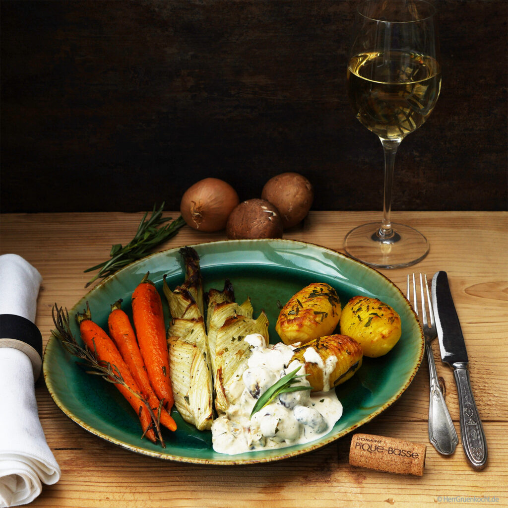 Ofengemüse der Saison mit einer Kräuter-Pilz-Rahmsauce und Estragon-Fächerkartoffeln – mit Côtes du Rhône Wein