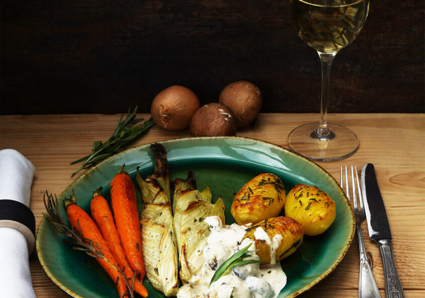 Ofengemüse der Saison mit einer Kräuter-Pilz-Rahmsauce und Estragon-Fächerkartoffeln – mit Côtes du Rhône Wein