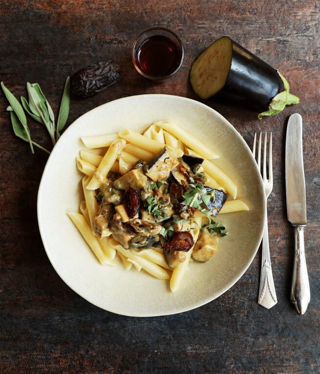Pasta mit einer cremigen Sauce aus Auberginen, frischem Salbei und Marsala